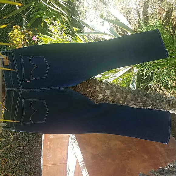 Levi's Demi Curve Mid Rise Boot Cut - Picture 5 of 6